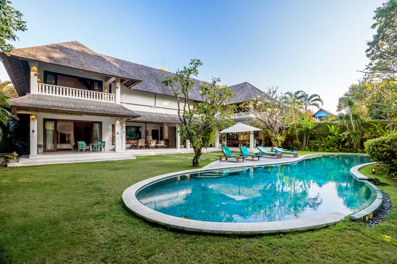STUNNING 5 BEDROOM VILLA WITH JACUZZI TERRACE FOR SALE LEASEHOLD IN UMALAS BE-689 